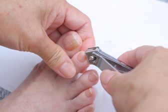 《深爪、巻き爪、合わない靴は注意》いつまでも歩くための「足の爪」整え術　“爪の異変”がわかる…