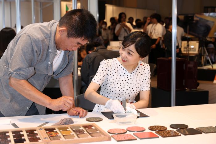 「日本館」では伝統工芸品“津軽塗”の製作体験ブースを訪問。その後、輪島塗の大型地球儀が展示されている「夜の地球EarthatNight」も見学された。