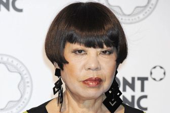 《地方の講演会に同行、同じホテルに宿泊。社交界にもお披露目》コシノジュンコ（86才）が寵愛する“40才年下シンガーソングライター”とは何者か【全文公開・前編】