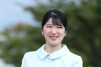 《母から娘へ20年の時を越え》愛子さま「新潟熱狂」単独公務の“お守り”は「母ゆずりの白バッグ」