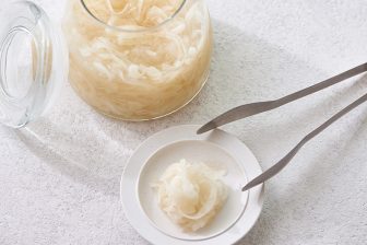 《好みのお酢で作る基本のレシピ》いいことずくめの健康食材「酢玉ねぎ」、その健康効果と簡単レ…