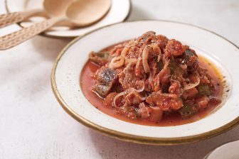 《健康食材「酢玉ねぎ」に注目!》基本レシピと甘み、旨みがアップする加熱アレンジレシピ7つ