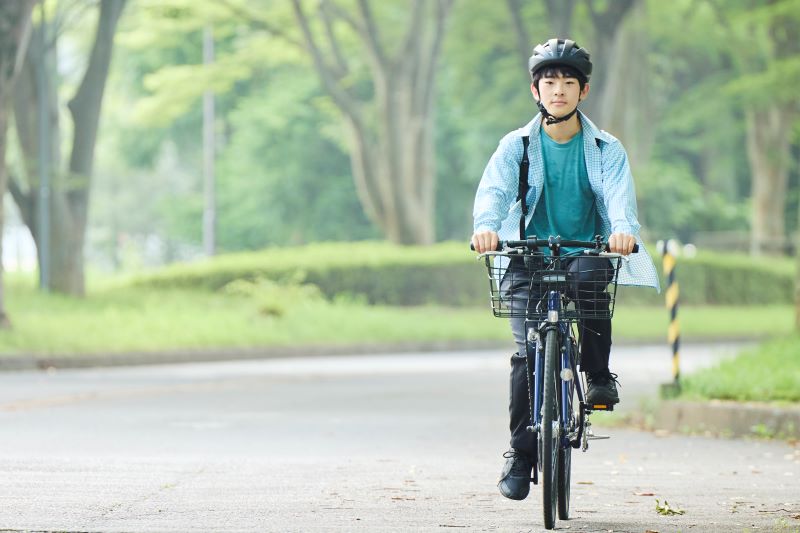 筑波大学構内は自転車で移動されているという悠仁さま。（2025年7月、写真／宮内庁提供）
