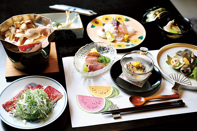 「まほろば赤牛」のほか、朝どれのきのこ、琵琶湖の鮎など季節の逸品食材を使った食事