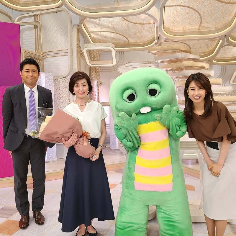 Live news イット！を卒業した際の記念ショット（番組公式インスタグラムより）