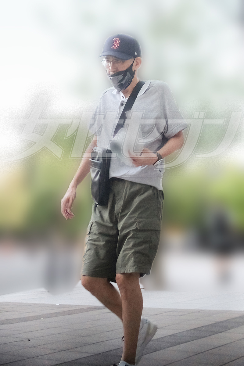 外を歩く石橋（2025年8月）