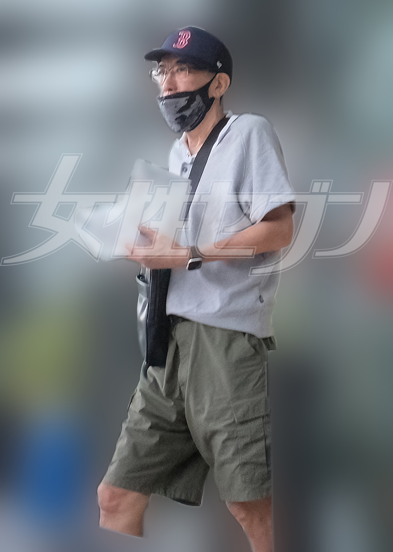 建物から出てくる石橋（2025年8月）