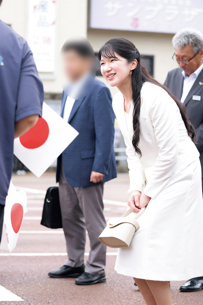 中越地震で被害の大きかった小千谷市の「錦鯉の里」にて、お見送りに集まった園児たちと目線を合わせ、笑顔でお話しになる愛子さま（2025年9月8日、撮影／JMPA）