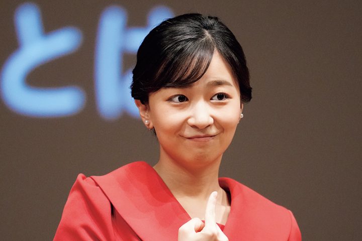 手話を披露される佳子さま（ 2025年8月、撮影／JMPA）