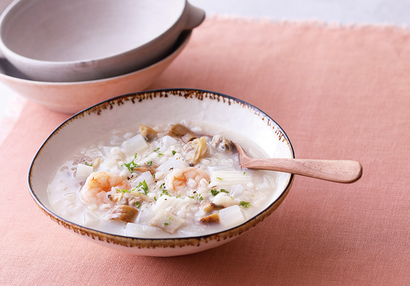 「もち麦とシーフードの根菜スープ」