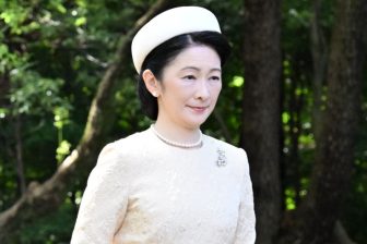 《後頭部に大きめリボンとハート》紀子さま「スカートひらりなガーリーファッション」成年式のキュートな装い