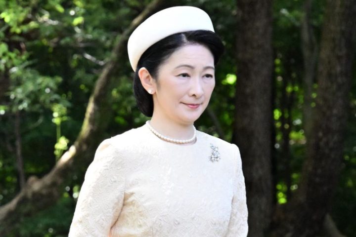 《後頭部に大きめリボンとハート》紀子さま「スカートひらりなガーリーファッション」成年式のキュートな装い