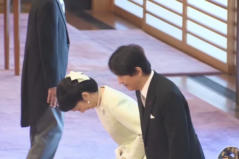お辞儀をしてもリボンがしっかり見えている。（2025年9月、写真／宮内庁の公式YouTubeチャンネルより）
