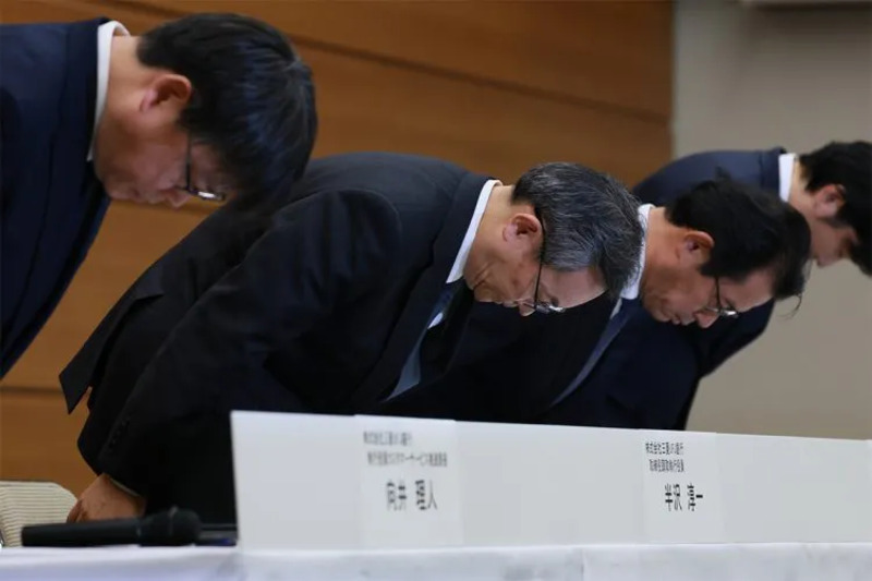 謝罪する三菱UFJ銀行の半沢淳一頭取（時事通信フォト）