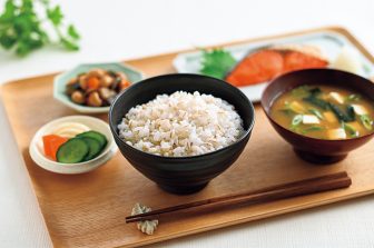 《食べる腸活》不足しがちな食物繊維は“主食”から摂取！毎日の「もち麦ごはん」習慣で健康な腸を…