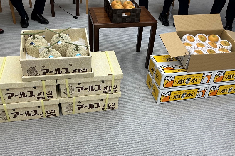 アールスメロンの「ヴェルダ」は糖度14度以上の高級品種。梨(恵水)は上品な甘さとみずみずしさが魅力