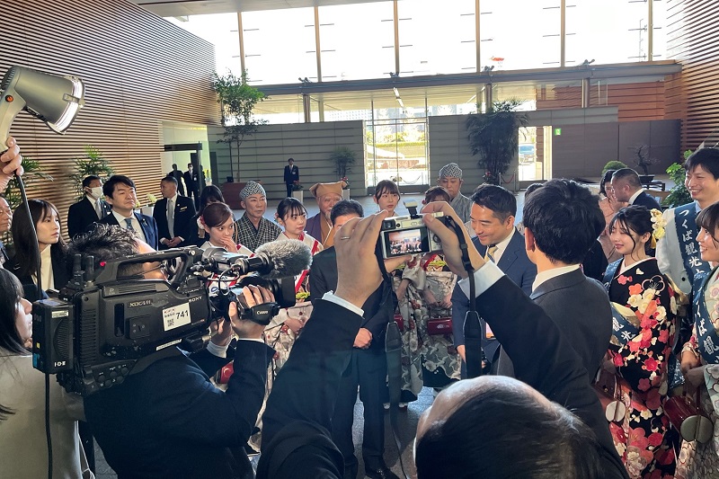囲み取材？もばっちり