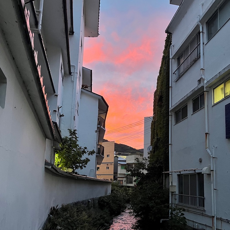 どこか恐ろしさを感じる赤い夕暮れ
