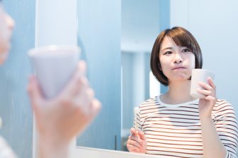 《歯科医が教える「重曹うがい」》1日1回だけ!「歯磨き」「フロス」だけでは解消できない虫歯、…