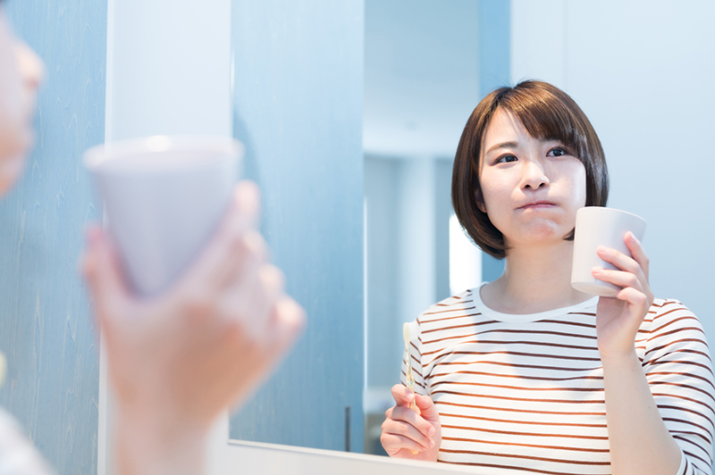 うがいをする女性