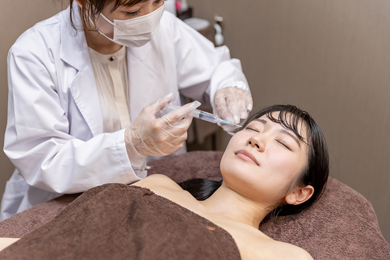 ヒアルロン酸注入をする女性