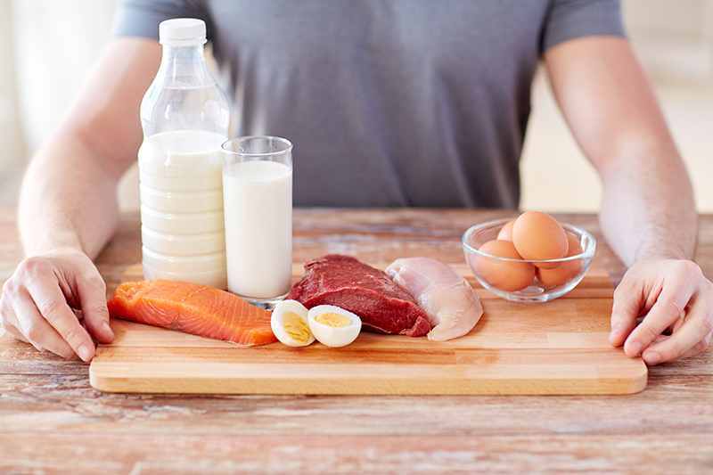 たんぱく質をしっかり摂れる食事が理想（写真／PIXTA）