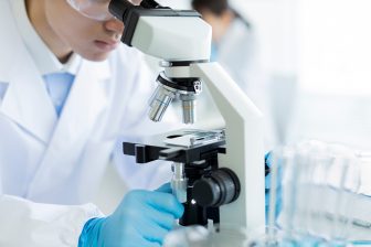 【老化はなぜ起こるのか？】分裂が止まっても消滅しない“老化細胞”が体内にとどまって蓄積、炎症…