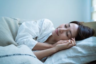 “左向き”で寝るだけで不調が治る、ぐっすり眠れるって本当？　その理由を医師が解説