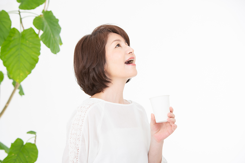 上を向いてのうがいはあごをしっかり上に向けて（写真／PIXTA）