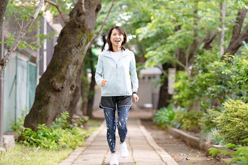 歩く女性