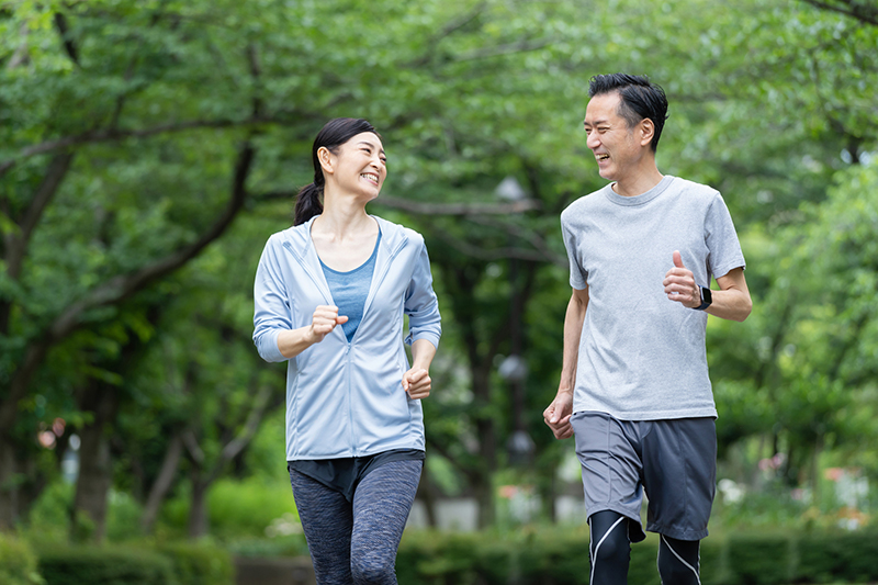 運動は大事だが、長時間のランニングなど過度な運動は逆効果に（写真／PIXTA）