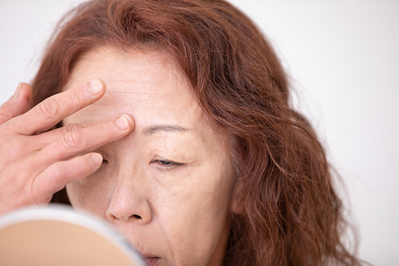 眉間や口まわりのしわ、全体的なたるみが「老け顔」の原因