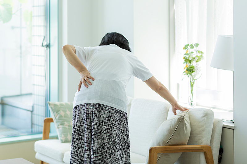 腰痛の女性