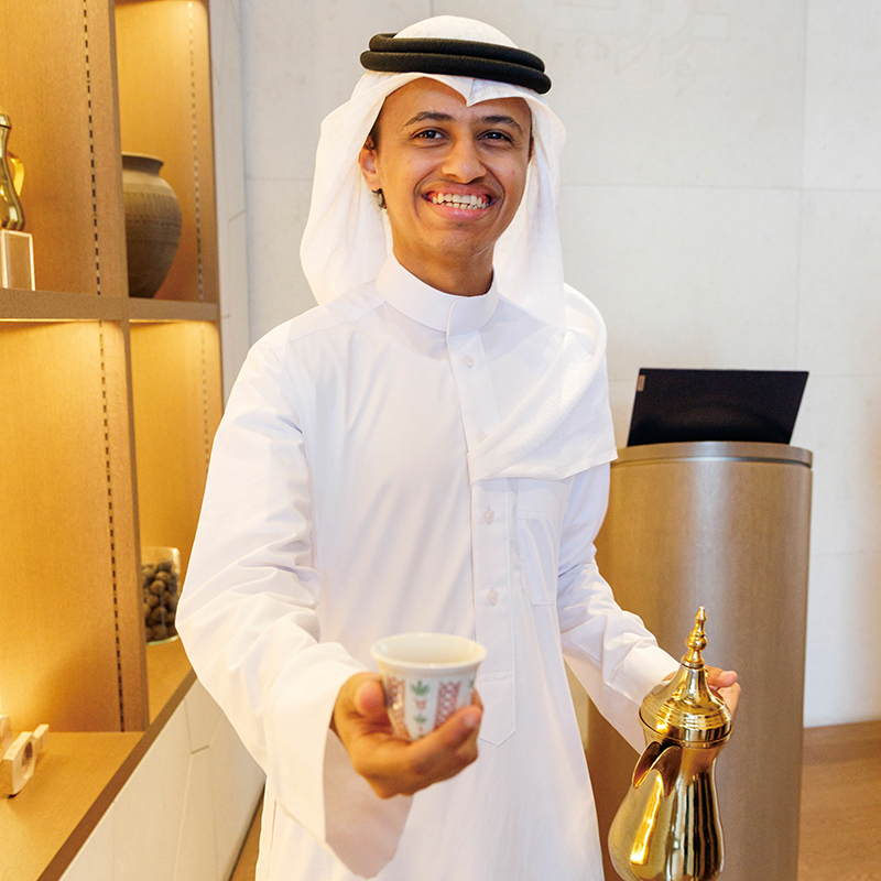 コーヒーを差しだすサウジアラビア人