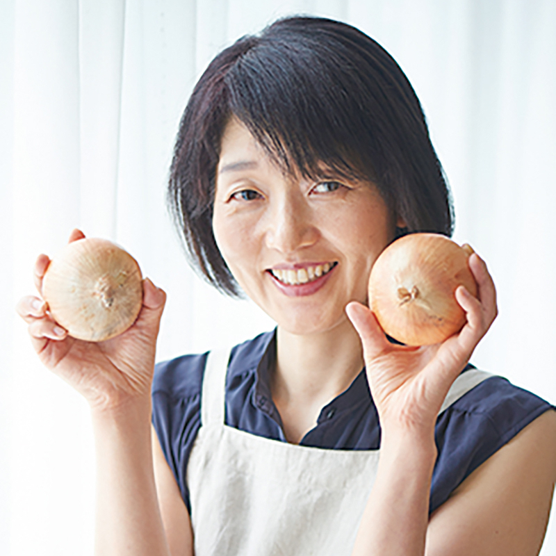 玉ねぎを持つ女性