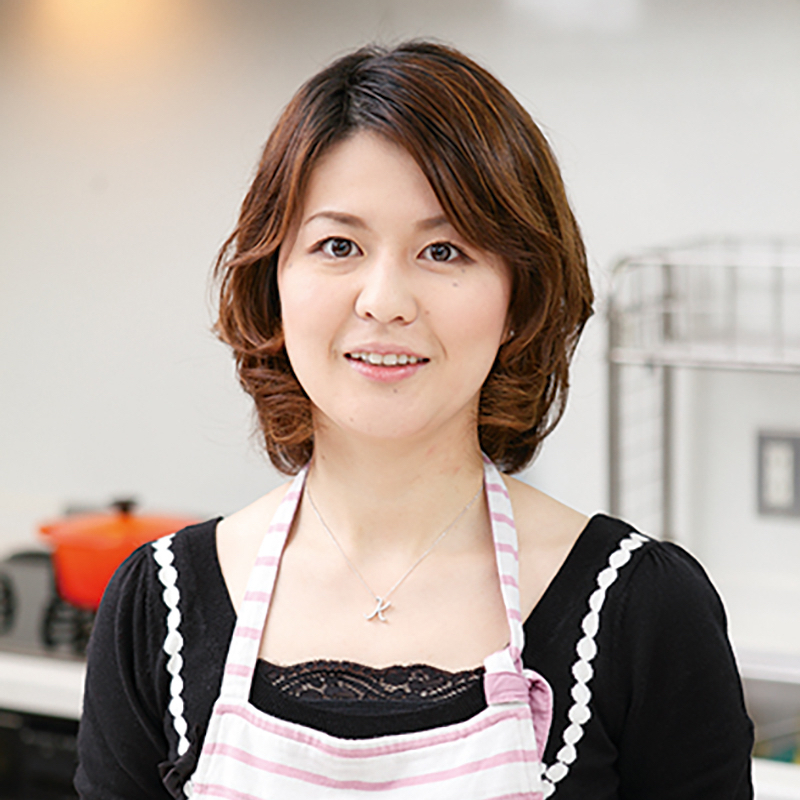 ピンクのエプロンをした女性