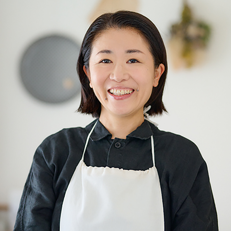白いエプロンをした女性