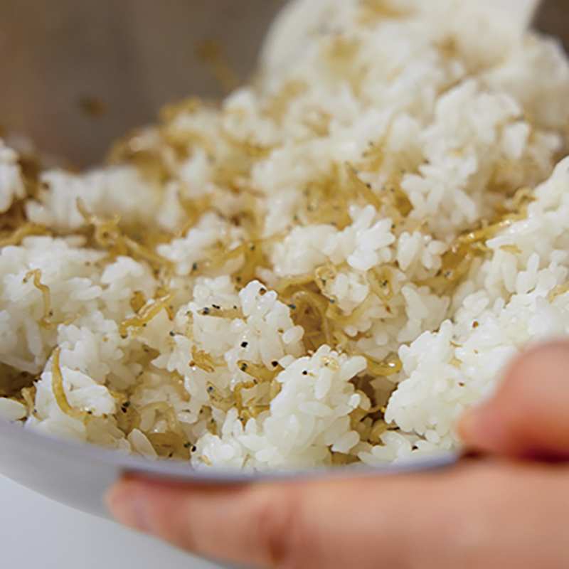 じゃこをご飯に混ぜている
