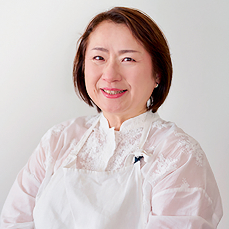 白いエプロンをした女性