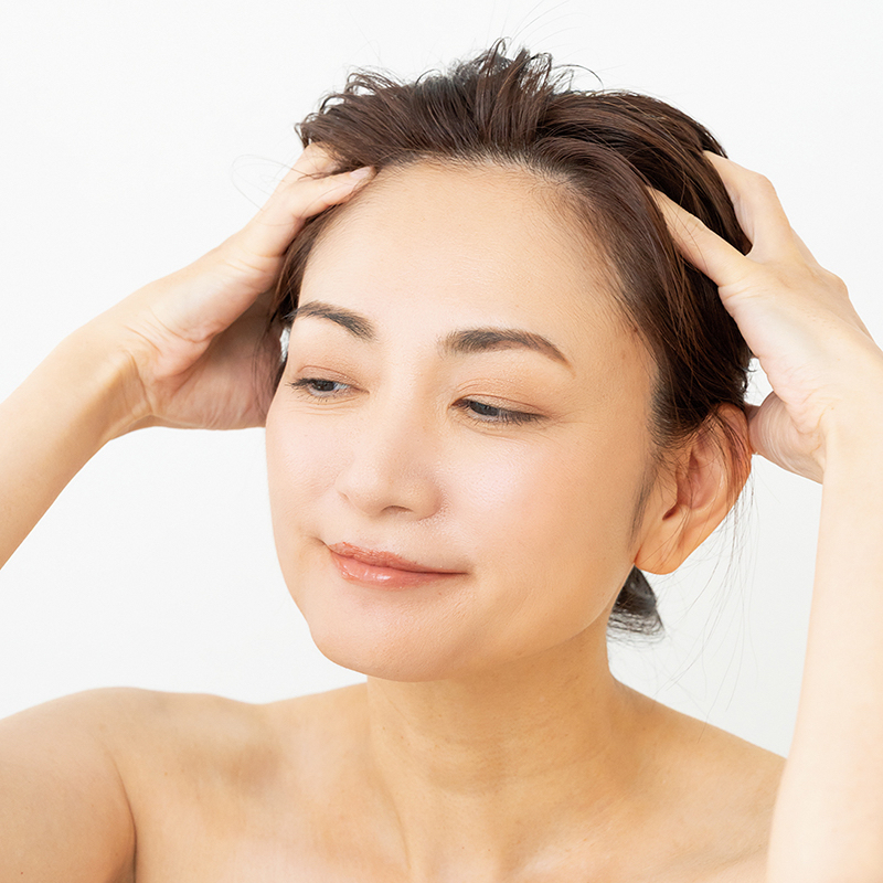 髪は泡でなでる程度で十分