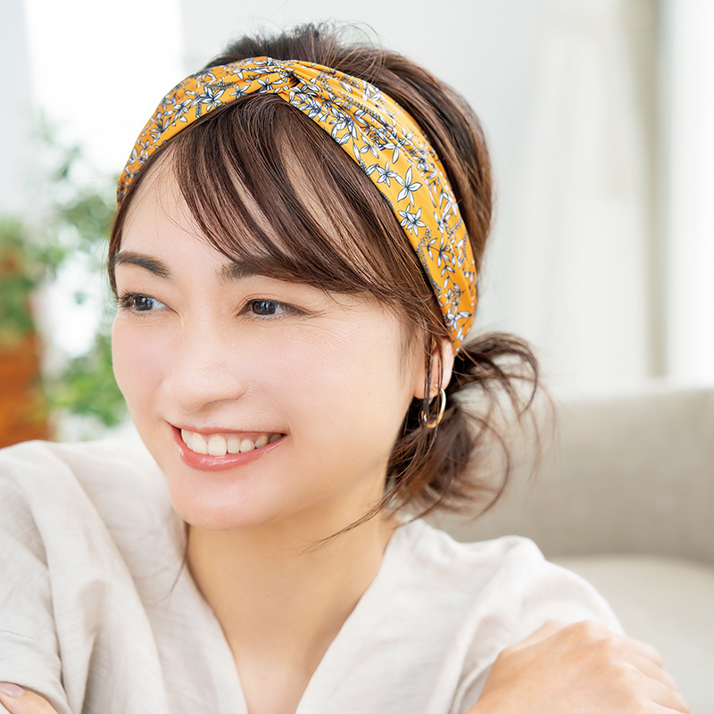 ヘアバンドなどの小物を取り入れるテク
