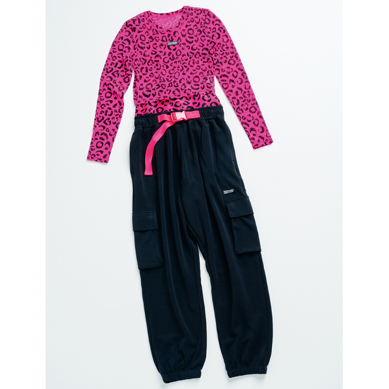 「トップス」（9020円）、「オーバーサイズショートパンツ」（7260円）、「ベルト付きパンツ」（1万5840円）