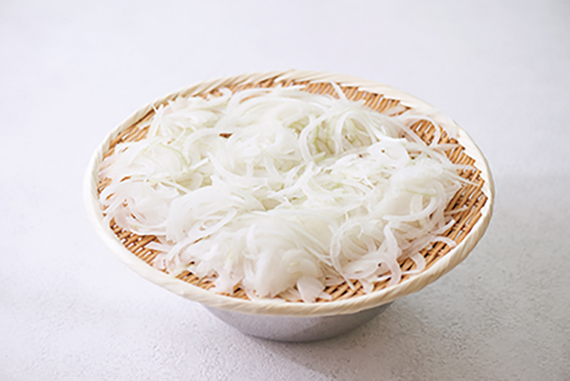 ざるにのせたスライス玉ねぎ