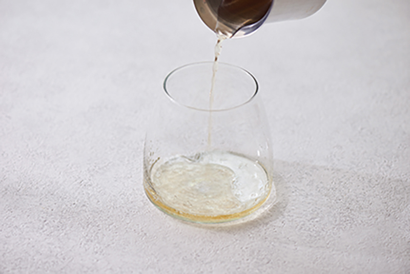 保存瓶にお酢を入れている