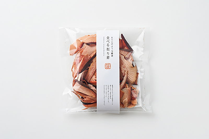 「かつをぶし池田屋」の「生ハムのような鰹節食べる削り節 『手ぬぐい包』そら色・桜ねず色」