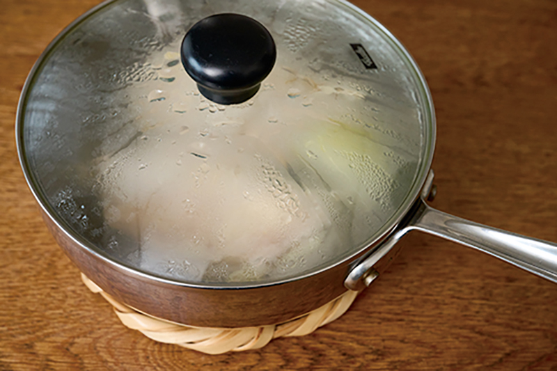 鶏肉が入った鍋