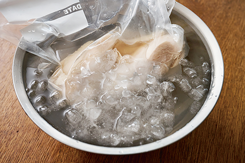 氷水で鶏肉を冷やしている