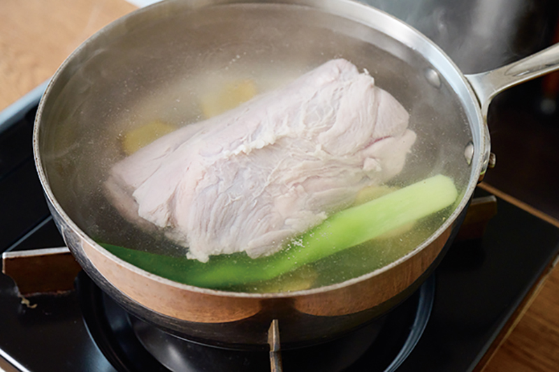 豚肉をゆでている
