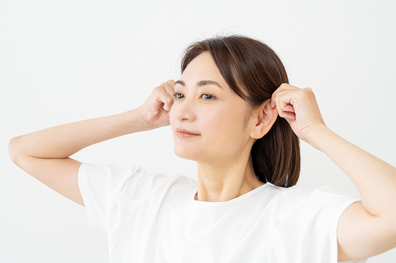 両耳をつまみ、やさしく動かして血行を促進