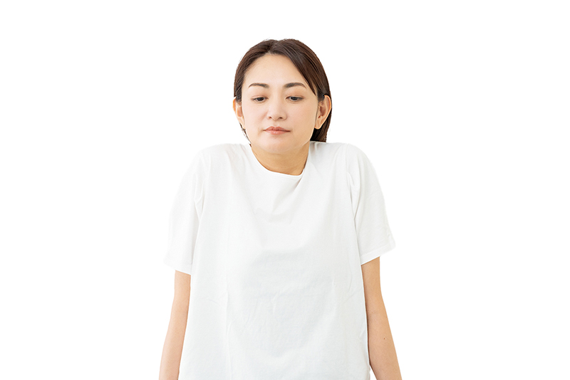肩をぎゅっとすくめてからストンと落とす